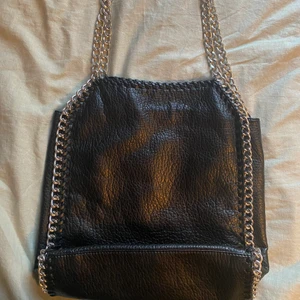 Tiamo väska - Säljer nu min Stella McCartney liknande väska från Tiamo. Väskan är i den större modell och är köpt på Scorett för några år sedan. Den är använd men är i mycket bra skick, i princip nyskick. 