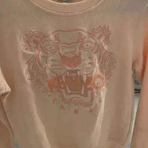 Kenzo tröja - Jättesöt kenzo tröja i barn storlek 152 men passar även någon i storlek xs, endast använd 2 gånger. Säljs pga att den inte kommer till användning.