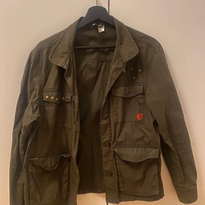 Vårjacka hm storlek 34 - En jättehärlig vårjacka från hm med coola detaljer. Jättecool jacka men har tyvärr för många så den kommer inte till användning