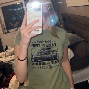 T-shirt, storlek S - En grön t-shirt med snyggt tryck på, använd ett flertal gånger men i bra skicka, pris kan diskuteras och frakt diskuteras vid intresse.