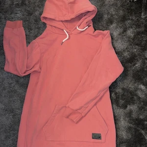 Lång hoodie, storlek M - En lång myshoodie som kan vara skön och gå i hemma, använd några få gånger så i bra skick, pris kan diskuteres och frakt diskuteras vid intresse. 