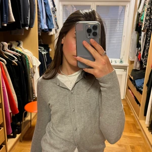 Zara kofta - Jättefin kofta som jag nu säljer💕den är lite nopprig men inget man tänker på som ni ser på bilderna! Kontakta om intresserad 💕pris kan diskuteras 