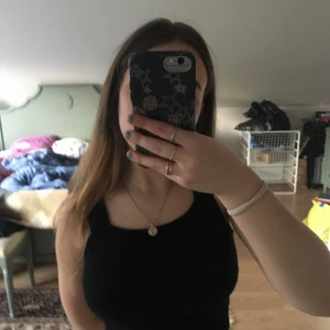 Stickad topp  - Superskön stickad topp från hm i storlek xs. Säljer pga att den inte kommer till användning. Då den är stickad är den lite nopprig. 40kr + frakt💕