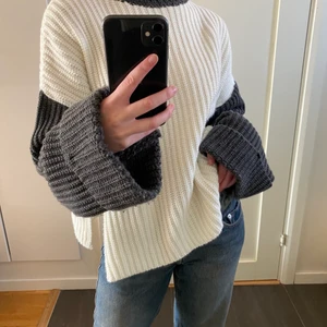 Stickad tröja - Jättefin stickad tröja med slits på sidan💕 Storlek S men passar absolut större också. Väldigt skön med långa ärmar och i mycket bra skick! Frakt +66kr🥰