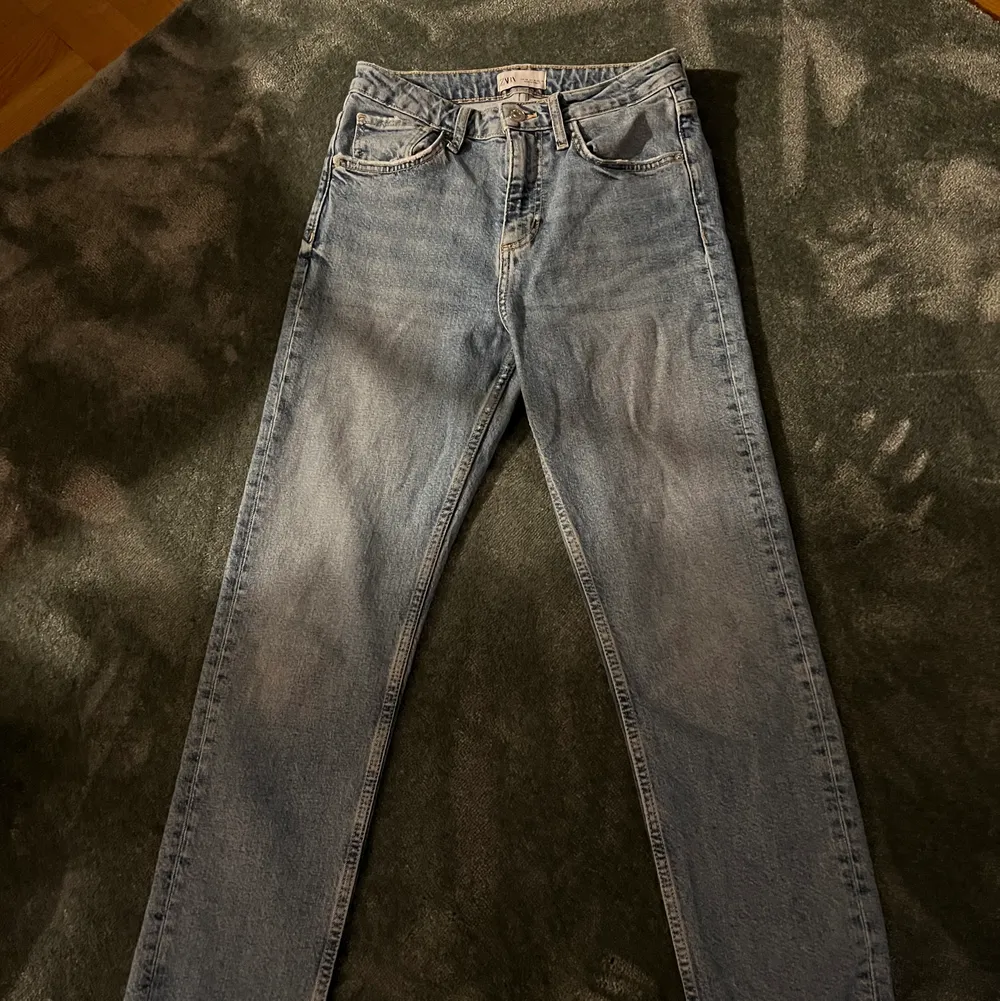 Säljer nu dessa fina mid waist straight jeans från zara i jättebra skick💕fick dessa av en kompis då jag inte vet om de är avklippta eller om de ska vara lite slitna där nere ❤️säljer pga för stora! Kontakta för fler bilder och pris kan diskuteras . Jeans & Byxor.