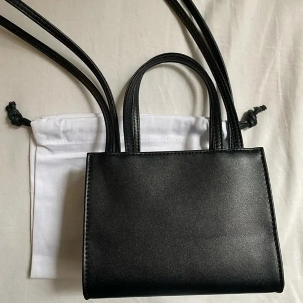 Brand new Telfar Small Black Shopping bag. With dust bag.. Väskor.