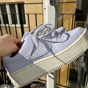 Nike AirForce - Jättefina ljuslila Nike AF1. Inköpta på & Other Stories för 1200 kr och endast använda några gånger. Säljer de då de är lite för små för mig. Storlek 38 och 24 cm. 