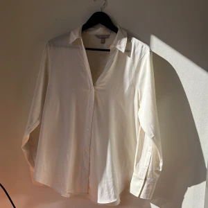 Sidenblus  - Vit blus från H&M. Använd en gång. Storlek M