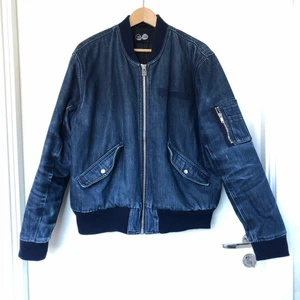 Bomberjacka denim - Denim bomberjacka från Weekday. Sparsamt använd , oversize , mjuk!