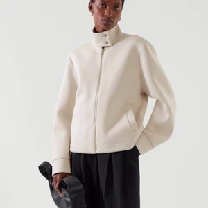 Cos jacka - S ÄR KÖPT M FINNS KVAR! Tänkte kika intresse på denna cos jackor jag köpte i både S och M, oanvända! Frakt ingår ej! Många är intresserad så är det budgivning! Buda i kommentarerna! Direkt pris är 750kr💗 S ÄR KÖPT M FINNS KVAR!!!’