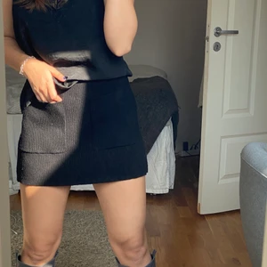 Slutsåld stickad ZARA kjol strl S  - Säljer min stickade kjol från zara som är slutsåld. Den har två fickor framtill men inga där bak säljer endast vid bra pris. Frakt tillkommer 🙈