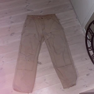 Carhartt double knees - Double knees snickarbyxor från carhartt. Slitna med färg stänk o sånt men mkt bra kvalitet. Size 32/30, känns väldigt stora. Köpare står för frakt