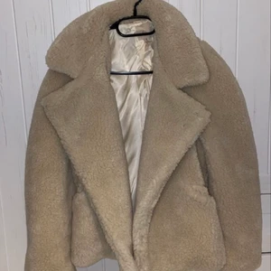 Teddy Jacka - Teddy jacka beige  från HM. Använd max 2 gånger. Storlek xs-s men passar även m. 