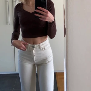 Vita straight jeans - Vita raka jeans i storlek 24 från BIKBOK. Supersnygga och som nya. Kommer inte längre till användning