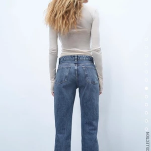 Zara jeans - Nu säljer jag mina populära mid rise full lenght jeans ifrån Zara. Säljer för dem är för stora för mig. Köpt för typ 6 månader sedan och är använda fåtal gånger. Skriv privat för bilder💓                                                                    LÅNADE BILDER! 