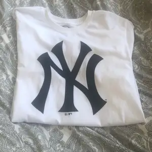 Säljer nu min älskade yankees t shirt som jag köpte förra månaden för 420kr, men har bara använt den en gång, helt ny skick och inga skador💘💘💘