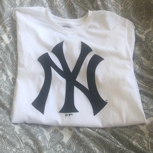 Yankee t-shirt - Säljer nu min älskade yankees t shirt som jag köpte förra månaden för 420kr, men har bara använt den en gång, helt ny skick och inga skador💘💘💘
