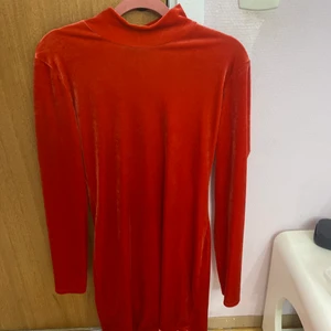 Röd midi klänning i velour - Röd klänning i velour, aldrig använd, i bra skick. Strlk S