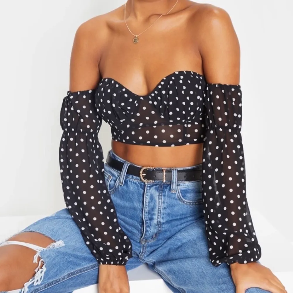 Prickig off shoulder topp från prettylittlething i storlek 34, slutsåld på hemsidan🖤. Yläosat.