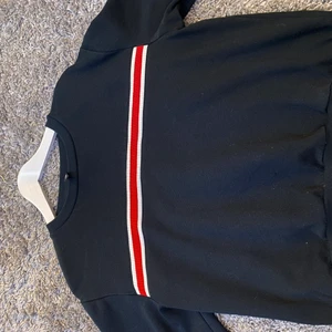 H&M tröja blå med röt stäck storlek M - En blå tröja från hm knappt använd sälj billigt men du själv står för frakt mer bilder och information kan skickas 