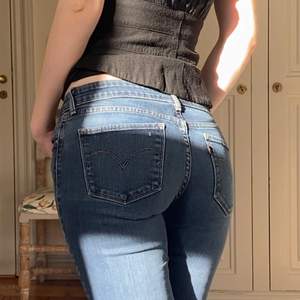 Snygga lågmidjade jeans från Levis! Raka och stretchiga i modellen, storlek 27. Perfekt längd på mig som är 175cm 🥰 skriv om du har några frågor!