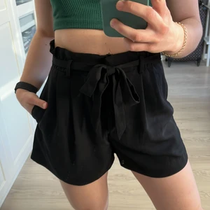 HM SHORTS  - Sååå sköna shorts från hm, men tyvärr blivit lite för små🥲 storlek 38 men hade sagt att de är små i storleken✨