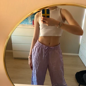Lila linnebyxor  - Lila linnebyxor som är för korta, är 177cm. De är ifrån gina. Köpte förra sommaren men bara använda 1 gång.