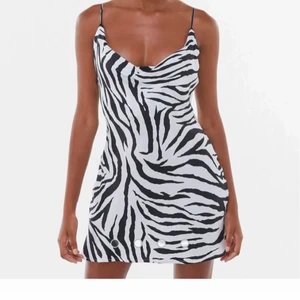 Zebraklänning  - Zebraklänning från asos, helt oanvänd och lapparna sitter kvar. Satin material, storlek XS. Helt slutsåld! Kan skicka fler bilder om så önskas! 