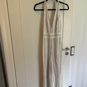 Jumpsuit Other stories - Jumpsuit från Other Stories, aldrig använd prislapp kvar! Har ett litet hål vid dragkedjan som är i ryggen men går lätt att laga med lite nål & tråd.