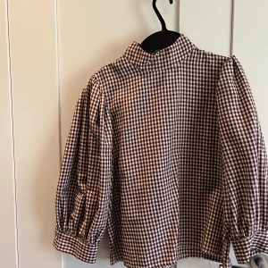 Rutig blus NAKD - Rutig söt blus från NAKD. Använd 1 gång. Lite boxig modell