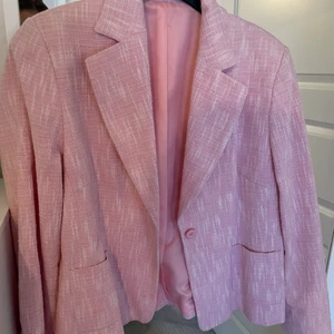 Blazer - Säljer denna blazer/kavaj köpt på second hand. Jättefin vårig!!!!