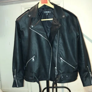 Oversized (fake) skinnjacka st 34 - Perfekt vår/sommar jacka från Nelly med fina silver detaljer. Använd ganska sällan och skicket är som nytt. Jackan är i St 34 men kan även användas för er med st 36😁