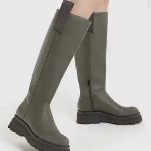 Så snygga gröna höga boots! Använda en gång, köpt för 599 kr. Storlek 39 