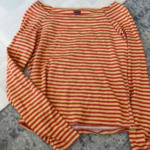 Randig topp - Om plagget ska fraktas betalar köparen för frakten:) 