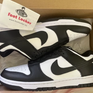 Svartvita (panda) dunks  - Panda dunk lows som är helt deadstock/oanvända med kvitto och box tillkommande! Klassisk colorway som är enkel att matcha och bra kvalitet! Vid fler bilder eller frågor så kan du höra av dig i dms, Storlek 42!