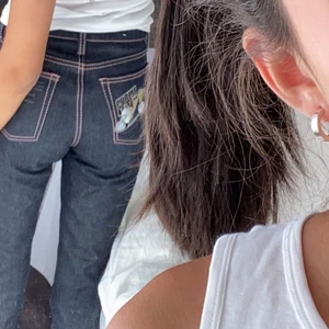 Eytys jeans - Eytys jeans limiters edition purpur velvet. Sjukt unika jeans, som nya. De är i stl 25/30 och passar mig som i vanliga fall har 34-36 och är 167 cm❣️❣️