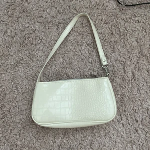Väska  -  Säljer nu denna fina axelremsväska som är vit. Köpte den för 100 kr så nu säljer jag den för 80kr. Skriv gärna om du är intresserad. 