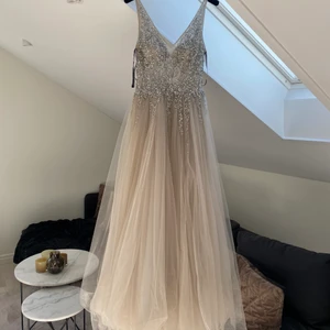 Balklänning - Christian Koehlert  - Jättefin grå/rosa balklänning från Christian Koelhert. Storlek 38 men insydd i midjan så passar mig som är 36/38. Köpt av en annan tjej, men jag har ej använt den. Nypris 5000, pris kan diskuteras men tänker 2500. Skriv vid fler bilder 