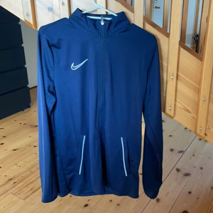 Nike träningströja  - Nike träningströja. Oanvänd bara testad. Herrstorlek. Marinblå.