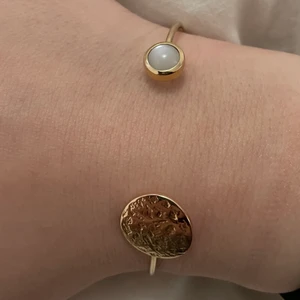 Jätte fint guld armband!  - Ett jätte fint guldarmband med en liten pärla på! Köpt i en smyckes butik i Paris och vet därför inte vart den kommer ifrån! 
