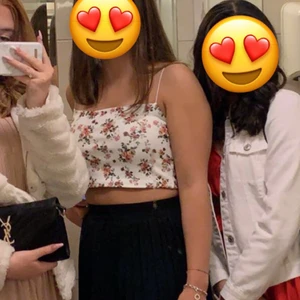 Blommigt linne - Superfint cropat sommarlinne från Nelly som enbart är använd vid fåtal tillfälle vilket gör att den är i myckt bra skick! Säljer pga att den tyvärr inte passar mig längre