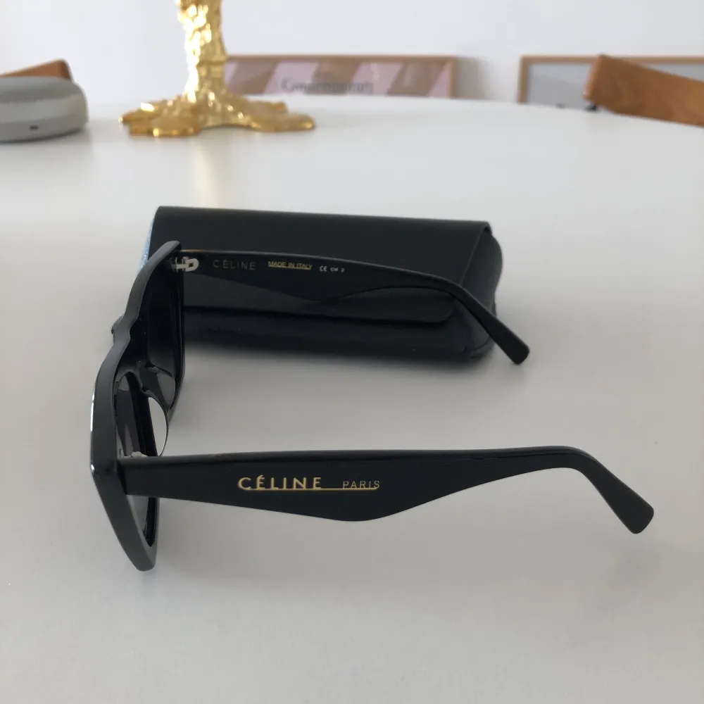 Celine Edge solglasögon 💓💕💞 sparsamt använda! Inga synliga skrap el andra defekter ✨ Priset kan diskuteras vid smidig och snabb affär 💖 Obs har dessvärre inget kvitto/äkthetsbevis på dem! Fodral medföljer.. Accessoarer.