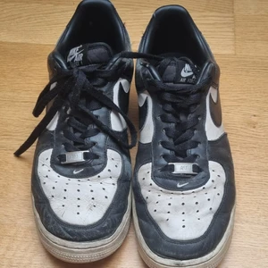 Slitna Air Force 1 i storlek 43 - Säljer mina välanvända af1:or, som ni ser i bild tre har färgen släppt på vissa ställen, men skorna är hela och behöver ej limmas eller liknande. Det går säkert att piffa upp dom om man har skillsen. 