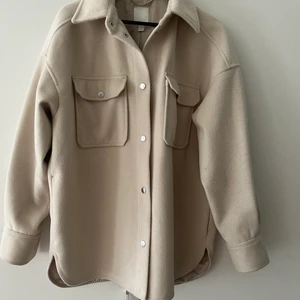 Beige vår jacka - Super bekväm o fin tunn jacka i strl M från H&M! Säljer billigt då jag vill rensa garderoben! Köparen står för eventuell frakt!