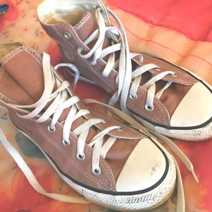 Bruna converse, 39 - Ljusbruna converse sparsamt använda pga lite små för mig. Intressekoll för budgivning