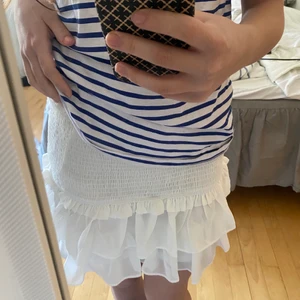 chelsea kjol - vit kjol från chelsea! säljer för 350kr+frakt. bytes gärna mot kjolen på sista bilden! köpt för 469kr💕