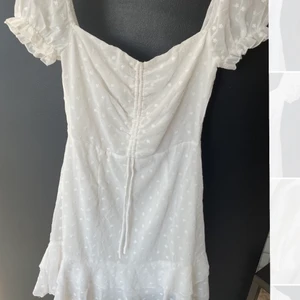 Student/sommarklänning, Princess Polly - En superfin vit mönstrad klänning från Princess polly. Storlek Eu 34. Perfekt klänning till studenten/midsommar eller bara som en sommarklänning. Aldrig använd så i nyskick. Köpt för 500kr säljs för 200kr eller högsta bud. 