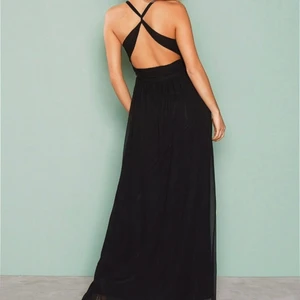 Balklänning - Fick precis hem denna superfina balklänningen från Tradera men den var tyvärr för kort för mig som är 174 cm! Köpte den för 300kr och den är i mycket bra skick❤️‍🔥