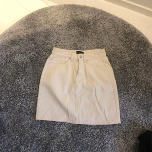 Kjol - Fin kjol från Vero Moda. Använd 1 gång