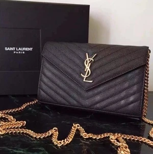 Yves saint Laurent väska - Svart ysl väska, ganska använd men syns absolut inte ! Ej prut bart pris😊 frakt ingår, annars möts jag i Uppsala kom provat för fler bilder <3 den är självklart äkta !